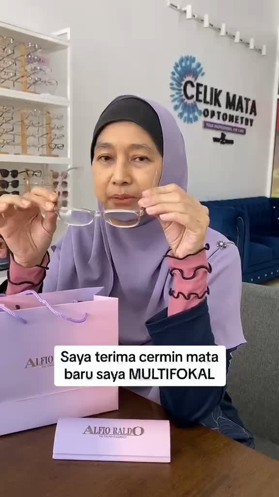 Pelanggan menerima cermin mata multifokal baru
